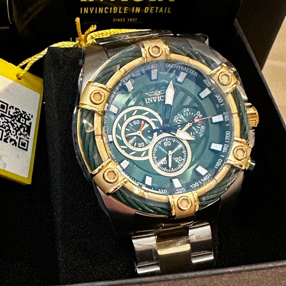 Invicta Classic Gold and Silver Watch with Green Dial - Picture 13 of 16